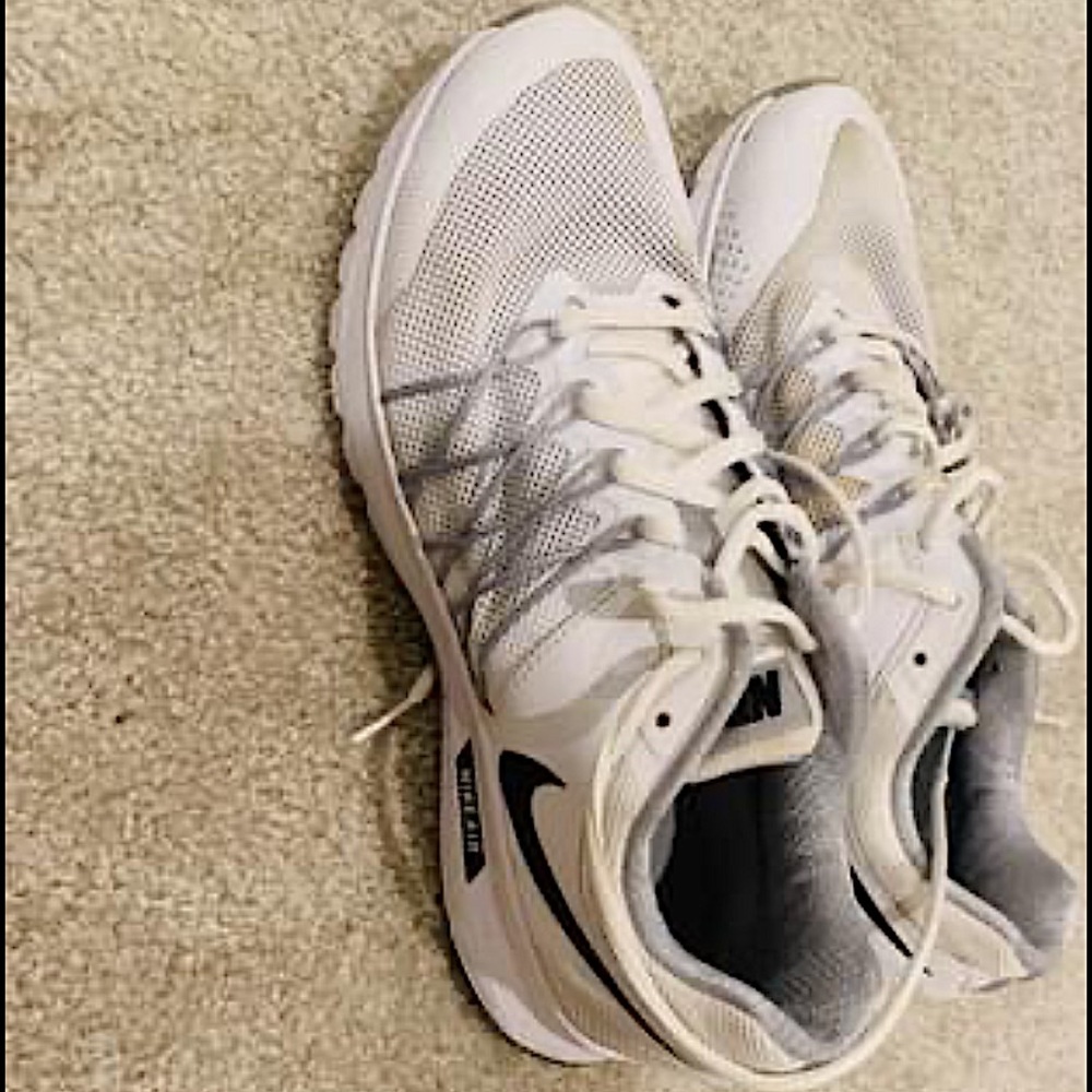 Women’s tennis shoe